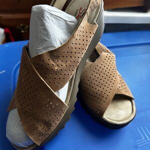 Skechers 8.5W beige wedge sandals